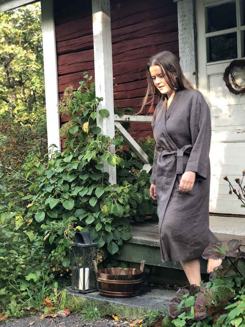 Saunatonttu Mailin Pellavakylpytakki Hiilen musta Bathrobe Saunatonttu by Kaurilan Sauna 