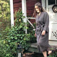 Saunatonttu Mailin Pellavakylpytakki Hiilen musta Bathrobe Saunatonttu by Kaurilan Sauna 