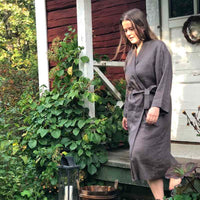 Saunatonttu Mailin Pellavakylpytakki kahvi Bathrobe Saunatonttu by Kaurilan Sauna 